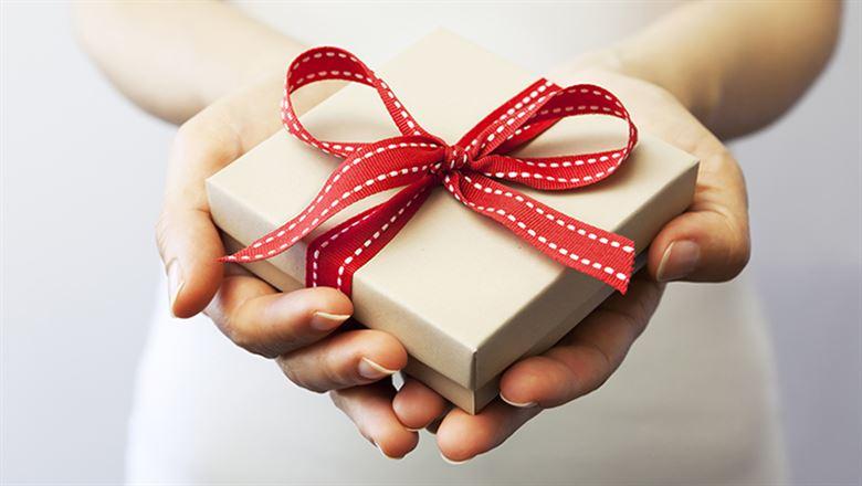 hands holding out a gift box