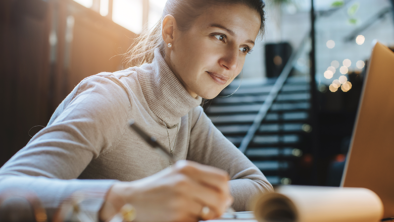 woman online learing